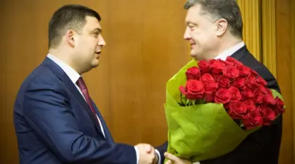 Деньги есть, гуляем! Порошенко и Гройсман кутят на пенсии украинцев Деньги есть, гуляем! Порошенко и Гройсман кутят на пенсии украинцев