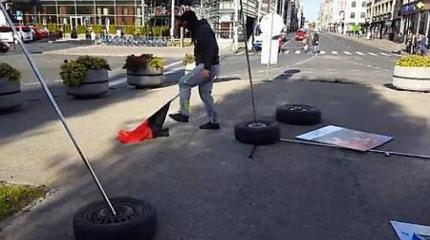 В Риге снова растоптали артефакты Майдана В Риге снова растоптали артефакты Майдана