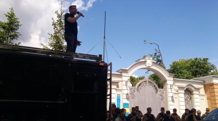 А хозяин с Ангелой… Как колонна активистов ездила кошмарить Порошенко А хозяин с Ангелой… Как колонна активистов ездила кошмарить Порошенко