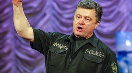 Порошенко едет на фронт с «подарками» Порошенко едет на фронт с «подарками»