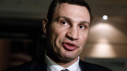 Мэра Кличко попросили помочь АТОшникам. Он и «помог» - отжался 22 раза Мэра Кличко попросили помочь АТОшникам. Он и «помог» - отжался 22 раза
