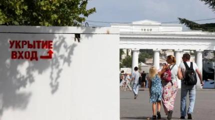 Севастополь: «Когда летят ракеты, детей строим парами и ведем в подвал»