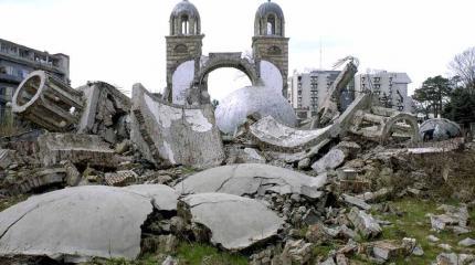В Косово сербов не пустили к разрушенному храму В Косово сербов не пустили к разрушенному храму