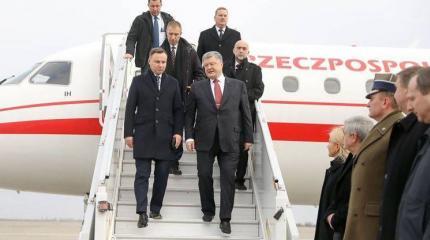 Порошенко оконфузился, серьезно нарушив протокол, и поспешил замести следы Порошенко оконфузился, серьезно нарушив протокол, и поспешил замести следы