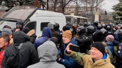 Русский Харьков вышел за русский язык, но митинг снова сорвали «активисты» Русский Харьков вышел за русский язык, но митинг снова сорвали «активисты»