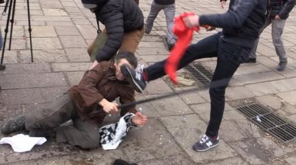Украинским пенсионерам нацисты отбивают почки и желание ходить на выборы Украинским пенсионерам нацисты отбивают почки и желание ходить на выборы