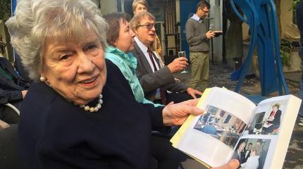 Говорит старуха деду: «Я в Россию жить уеду!» Говорит старуха деду: «Я в Россию жить уеду!»