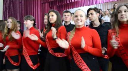 Школьники украинского лицея спели песню "Я - бандеровец" Школьники украинского лицея спели песню "Я - бандеровец"