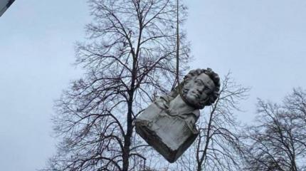 «АнтиПушкин» на Украине: наступление на памятники в самом разгаре «АнтиПушкин» на Украине: наступление на памятники в самом разгаре