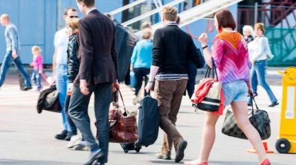 Почему почти половина российской молодёжи хочет покинуть страну? Почему почти половина российской молодёжи хочет покинуть страну?