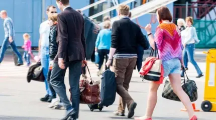Почему почти половина российской молодёжи хочет покинуть страну? Почему почти половина российской молодёжи хочет покинуть страну?