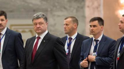 Государство в жанре фемен. На марш Порошенко с флагом из ООН