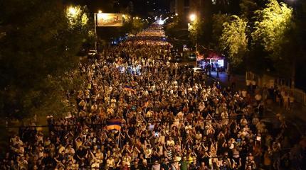 Точка невозврата пройдена: ситуация в Ереване перерастает в хаос