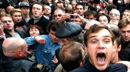 Власть и толпа: когда одна слабеет, другая звереет Власть и толпа: когда одна слабеет, другая звереет