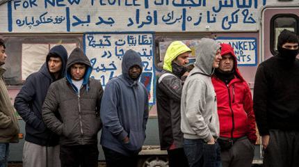 Власти Бельгии вернули во Францию более 600 мигрантов из лагеря в Кале Власти Бельгии вернули во Францию более 600 мигрантов из лагеря в Кале
