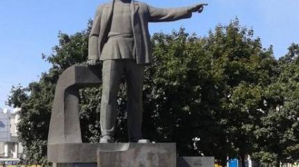 В Днепропетровске снесли памятник «всеукраинскому старосте» В Днепропетровске снесли памятник «всеукраинскому старосте»