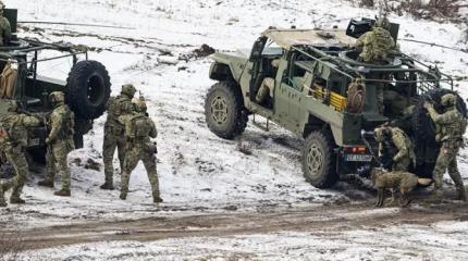 Запад бряцает оружием тихонько, чтобы не злить Путина