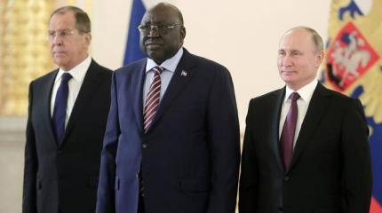 У стен Кремля бушуют военно-африканские страсти У стен Кремля бушуют военно-африканские страсти