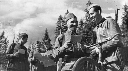"Помнит мир спасённый, Мир вечный, мир живой" "Помнит мир спасённый, Мир вечный, мир живой"