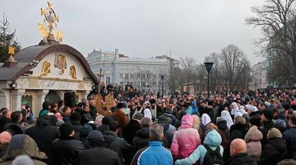 Бандеровцы против Десятинной церкви Бандеровцы против Десятинной церкви