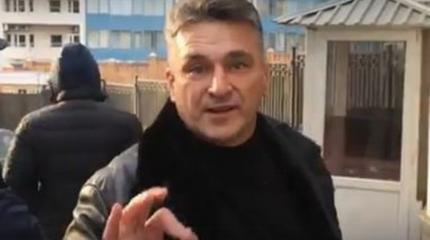 Украинские радикалы устроили травлю беркутовца за цветы консульству России Украинские радикалы устроили травлю беркутовца за цветы консульству России