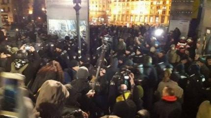 И снова «онижедети» целуют брусчатку И снова «онижедети» целуют брусчатку