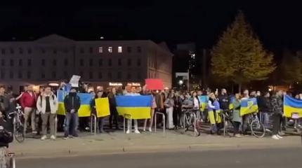 «Нацисты, пошли вон!»: немцы агрессивно встретили демонстрацию украинцев