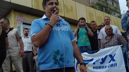 Саакашвили облили зеленкой и закидали яйцами в Кривом Роге