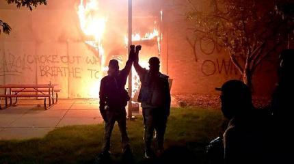 Города США снова в огне: стычки с полицией, погромы и комендантский час Города США снова в огне: стычки с полицией, погромы и комендантский час