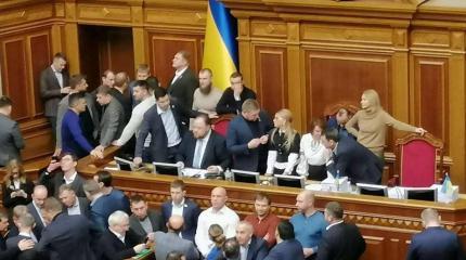 Украинские депутаты устроили драку в Верховной Раде Украинские депутаты устроили драку в Верховной Раде
