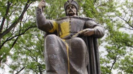 От Ленина к Мазепе: война с памятниками перекинулась на украинских героев От Ленина к Мазепе: война с памятниками перекинулась на украинских героев