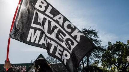 Госдеп разрешил посольствам США вывешивать флаги Black Lives Matter Госдеп разрешил посольствам США вывешивать флаги Black Lives Matter