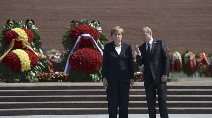 Меркель и Путин возложили венок на могилу неизвестному солдату Меркель и Путин возложили венок на могилу неизвестному солдату