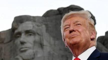 Дональд Трамп решил позировать на фоне барельефа Джорджа Вашингтона у горы Рашмор Дональд Трамп решил позировать на фоне барельефа Джорджа Вашингтона у горы Рашмор