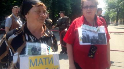 Мать АТОшника – Порошенко: «Ты трепло» Мать АТОшника – Порошенко: «Ты трепло»