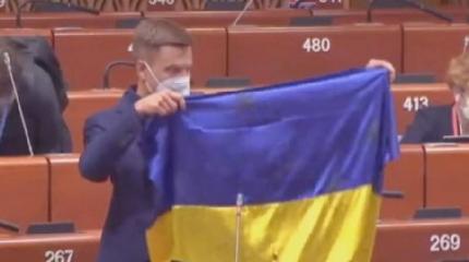Провокация с флагом: украинский депутат обвинил Европу в «продаже совести» России Провокация с флагом: украинский депутат обвинил Европу в «продаже совести» России