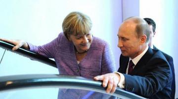 Владимир Путин подает руку шатающейся Ангеле Меркель