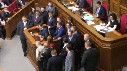 Плохому пианисту мешает кнопкодавство: в Раде заблокировали трибуны Плохому пианисту мешает кнопкодавство: в Раде заблокировали трибуны