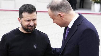 Зеленский приехал в Варшаву с куском пирога Зеленский приехал в Варшаву с куском пирога
