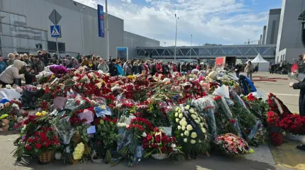 Дипломаты из множества стран возложили цветы к мемориалу возле «Крокуса» Дипломаты из множества стран возложили цветы к мемориалу возле «Крокуса»