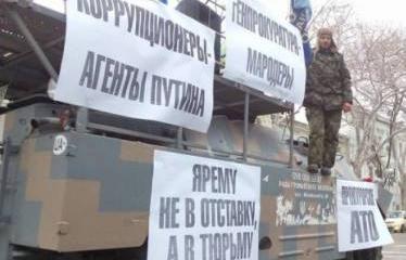 «Евромайдановцы» на БРДМ осадили Одесскую областную прокуратуру «Евромайдановцы» на БРДМ осадили Одесскую областную прокуратуру