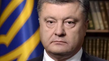Украинский военный упал в обморок, увидев лицо Порошенко Украинский военный упал в обморок, увидев лицо Порошенко