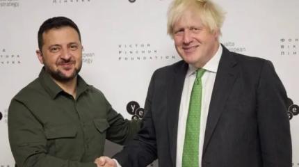 «Лохматый дебошир» Джонсон возрождает политическую карьеру в окопах ВСУ