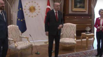 Фон дер Ляйен на переговорах с Эрдоганом в Турции не выдали стул Фон дер Ляйен на переговорах с Эрдоганом в Турции не выдали стул