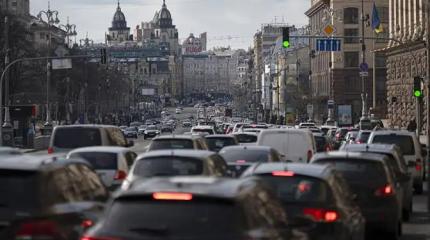 Народ бежит от «ледникового периода» Зеленского — но тот уже закусил удила