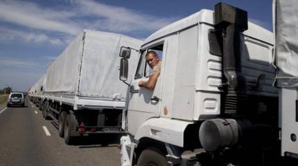 ЛНР. На границе в Изварино. Российская гумколонна в ожидании выезда