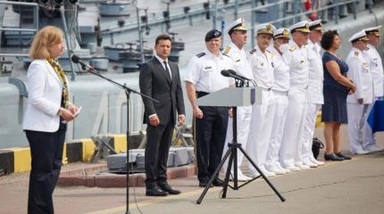 Конфуз в Одессе: дипломат США Кристина Квин не стала говорить в один микрофон с Зеленским Конфуз в Одессе: дипломат США Кристина Квин не стала говорить в один микрофон с Зеленским