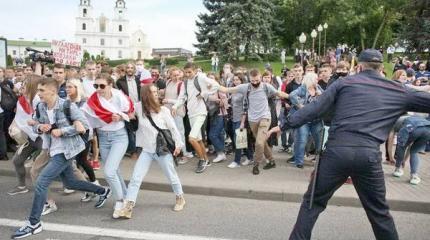 «Путин наливает!» – новый антироссийский выпад на акции оппозиции в Минске