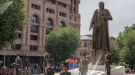 Кому поставлен монумент в центре Еревана Кому поставлен монумент в центре Еревана