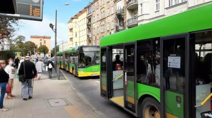 В польской столице сняли украинские флаги с общественного транспорта В польской столице сняли украинские флаги с общественного транспорта